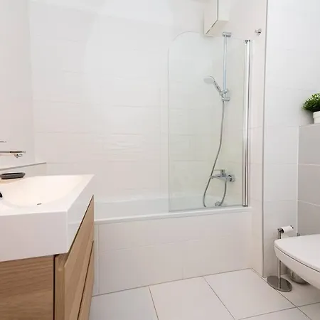 Apartment Chic206 Retreat: Modern 1br Gem With Balcony By Nw