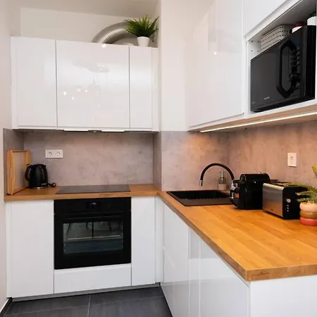 Chic206 Retreat: Modern 1br Gem With Balcony By Nw Apartment *