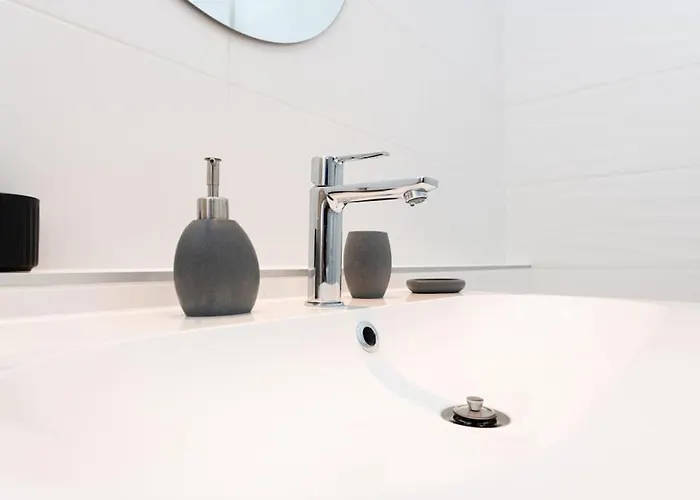 Chic206 Retreat: Modern 1br Gem With Balcony By Nw Apartment *