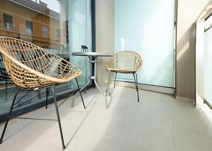 Apartment Chic206 Retreat: Modern 1br Gem With Balcony By Nw Budapest