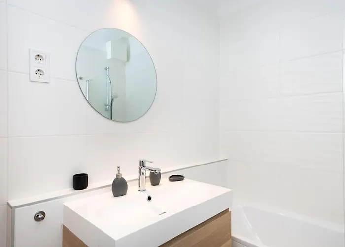Chic206 Retreat: Modern 1br Gem With Balcony By Nw Apartment Budapest