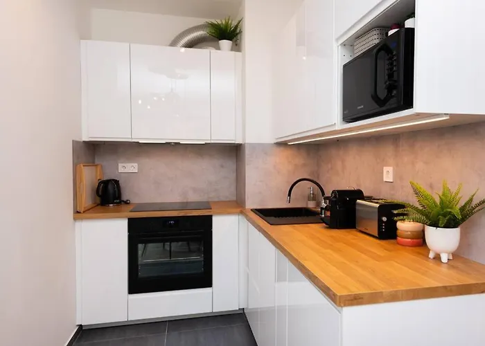 Chic206 Retreat: Modern 1br Gem With Balcony By Nw Apartment *